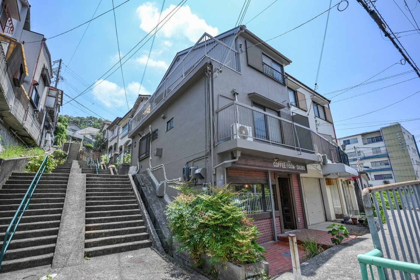 すずらんテラス SOTTO 外観と鈴蘭台の坂道