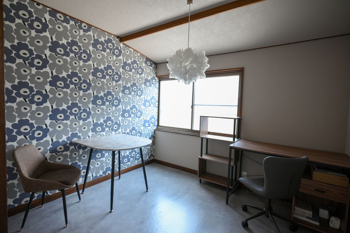 ROOM4 青い花柄のカフェスペース