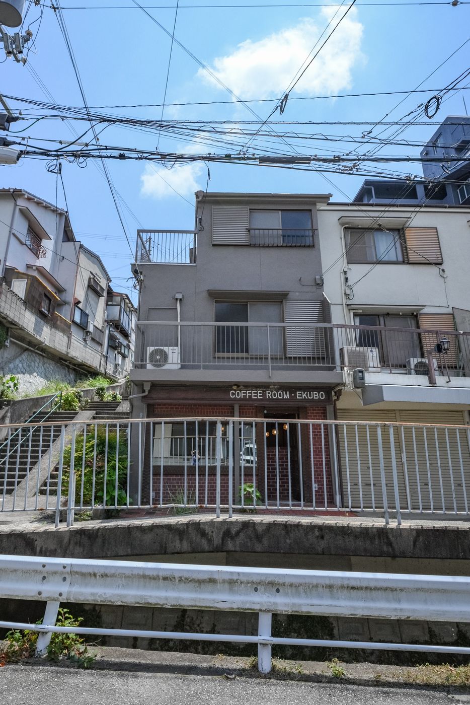 鈴蘭台の坂道から見た建物外観