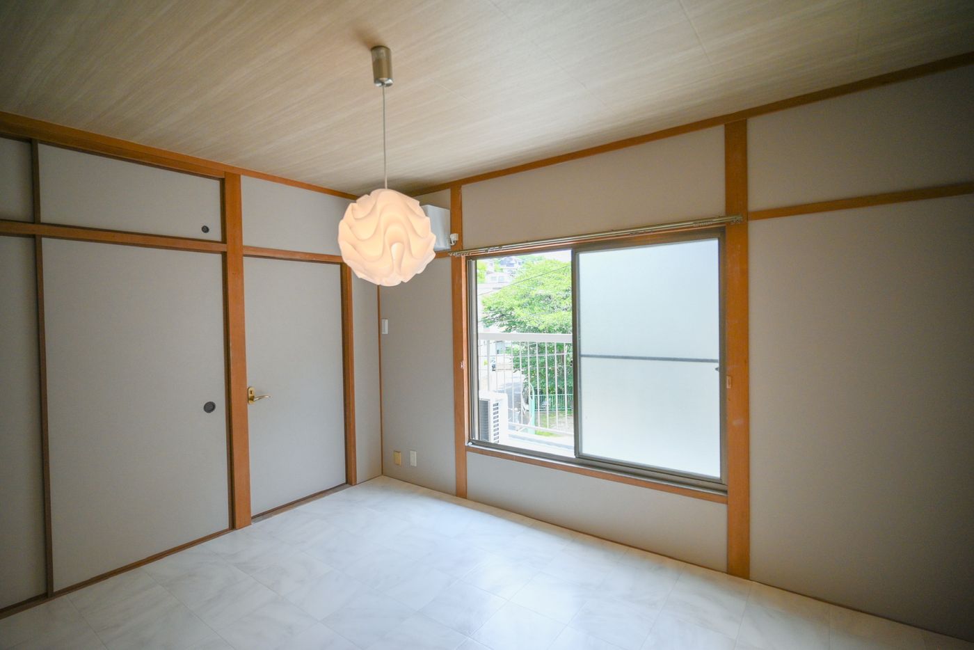 二枚扉と窓のある明るいお部屋