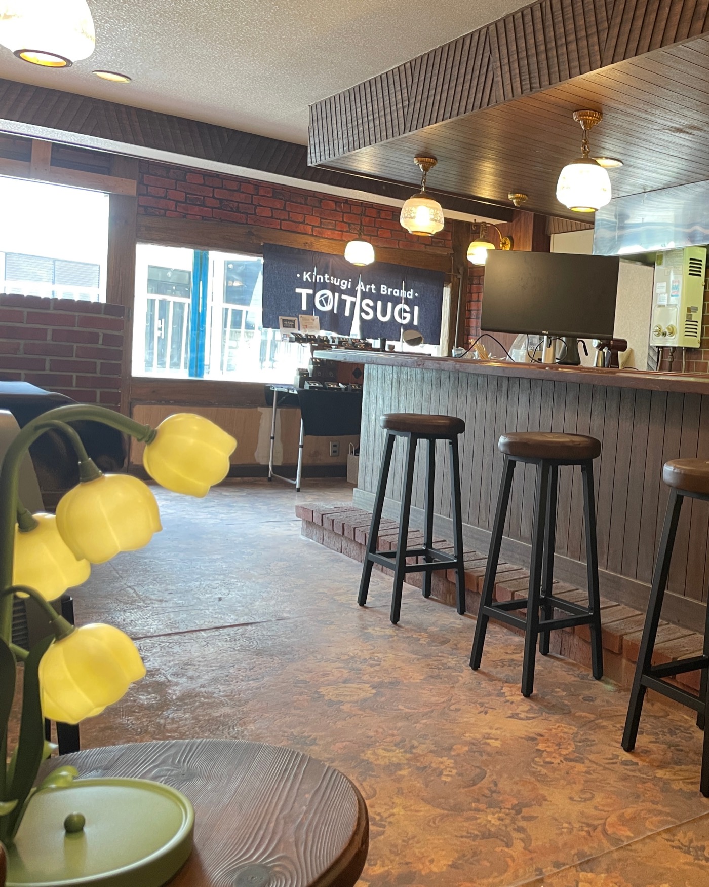 1F 元喫茶店をリノベした内観（木のカウンターとヴィンテージ照明・TOITSUGI）